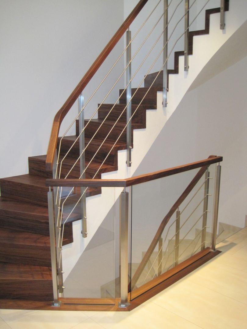 Betontreppe mit einem Stufenbelagsystem aus Holz